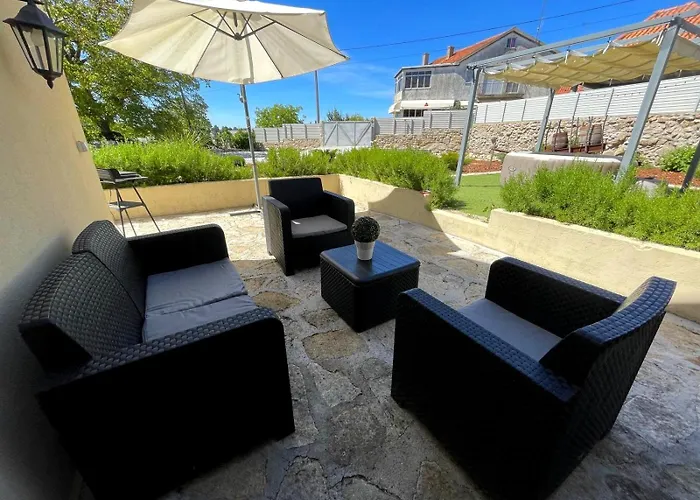 Cantinho D'aldeia - Jacuzzi Feriehus