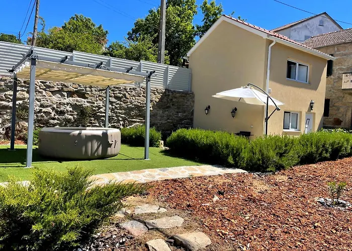 Cantinho D'aldeia - Jacuzzi Feriehus Guarda